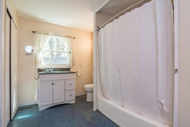 full bathroom featuring vanity, baseboards, and toilet