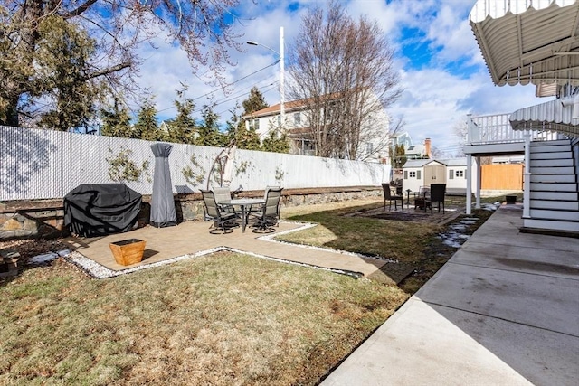 view of yard with a patio area