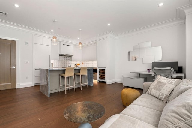 living room with beverage cooler, baseboards, dark wood-type flooring, crown molding, and recessed lighting