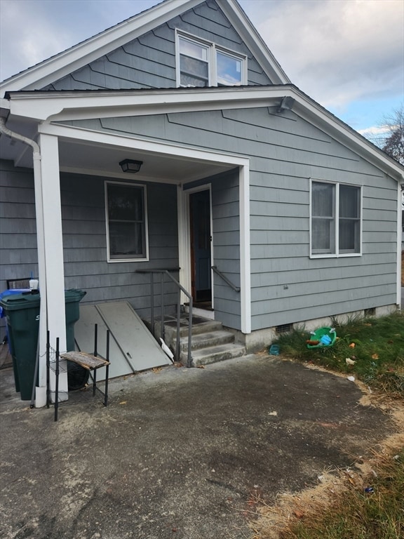 view of front of property featuring covered porch