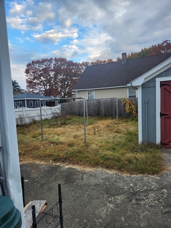 view of yard with a shed