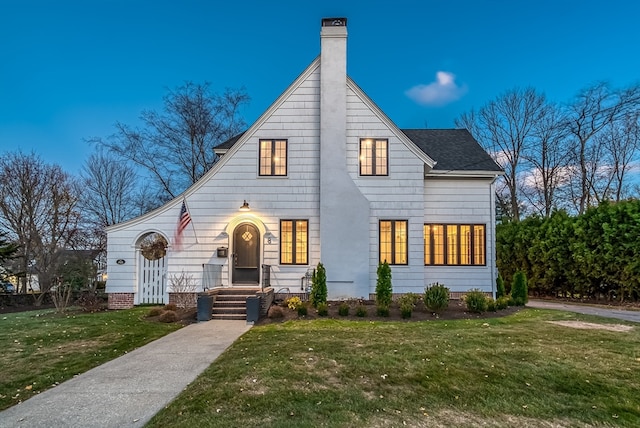 view of front of house featuring a front yard