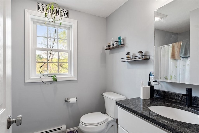 full bath featuring toilet, vanity, curtained shower, baseboard heating, and baseboards