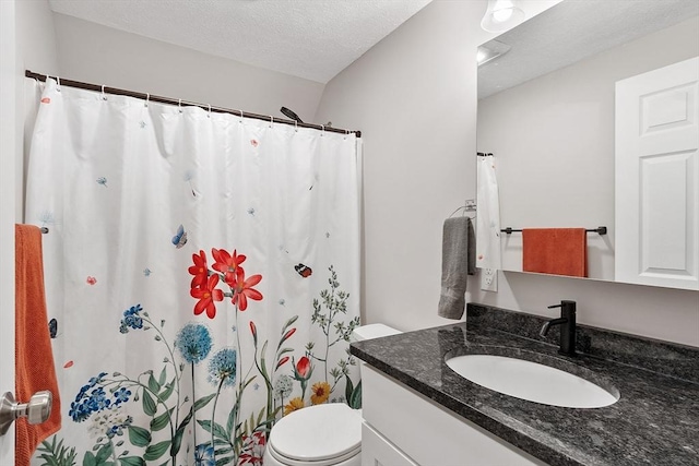 full bathroom featuring toilet, a shower with curtain, vanity, and a textured ceiling