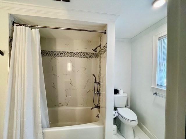 bathroom with crown molding, toilet, baseboards, and shower / bath combo with shower curtain