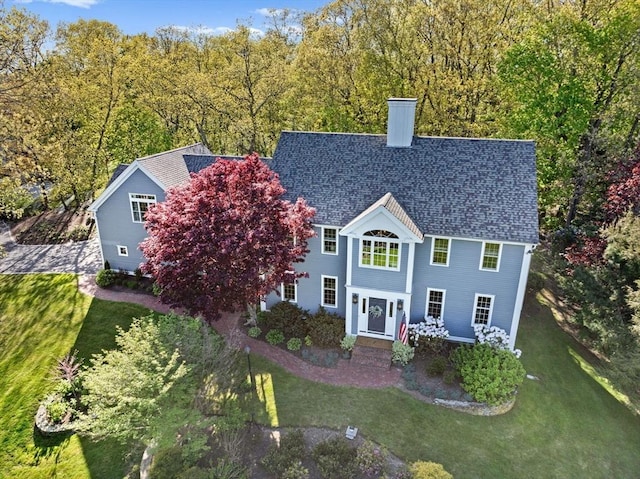 view of front of property featuring a front yard