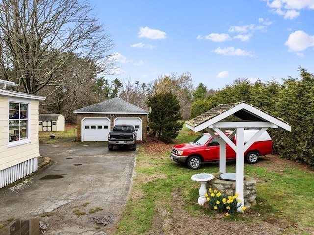 view of yard with an outbuilding and a detached garage