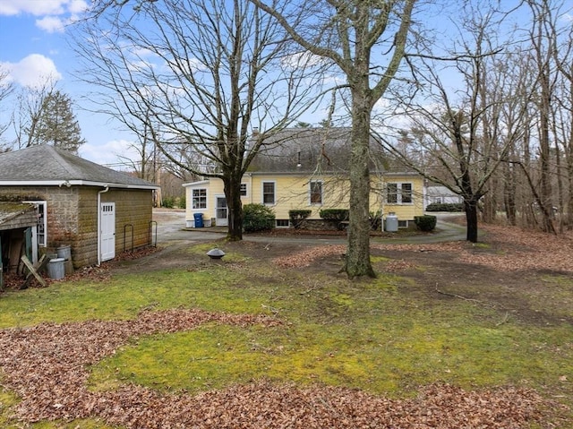 view of yard featuring an outdoor structure
