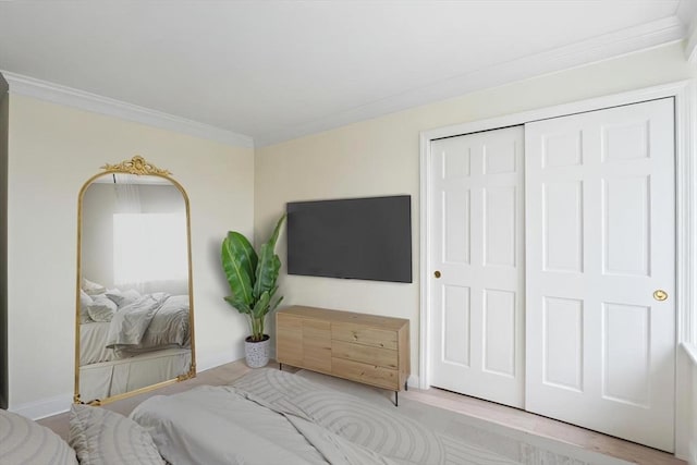 85 E India Row Unit 36D, Boston, MA 02110 - bedroom with ornamental molding, baseboards, and a closet