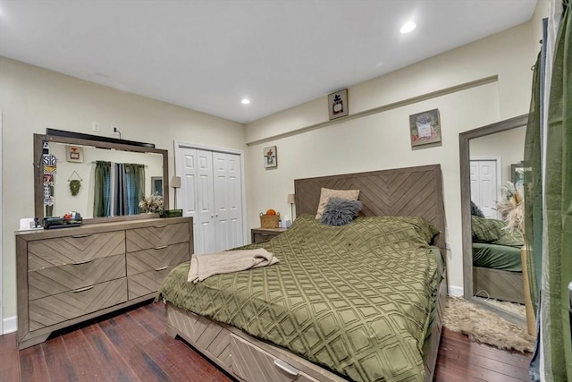 bedroom featuring dark wood-type flooring, baseboards, a closet, and recessed lighting