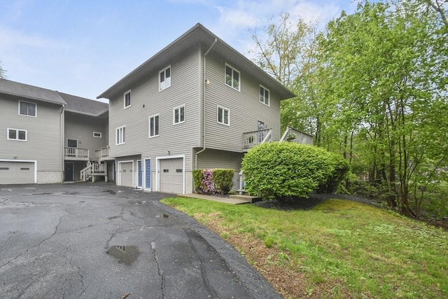 125 Chapin Rd Unit 3F, Hudson, MA 01749 - view of side of property featuring a garage, driveway, and a yard