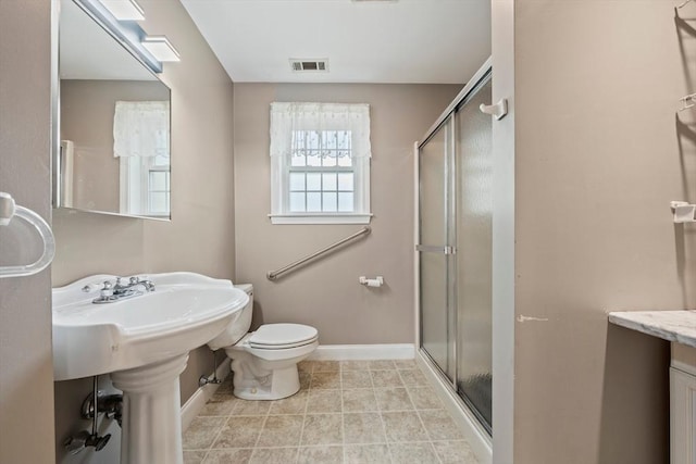 full bath featuring visible vents, toilet, a stall shower, and baseboards