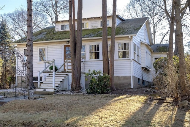 view of front of property featuring a shingled roof