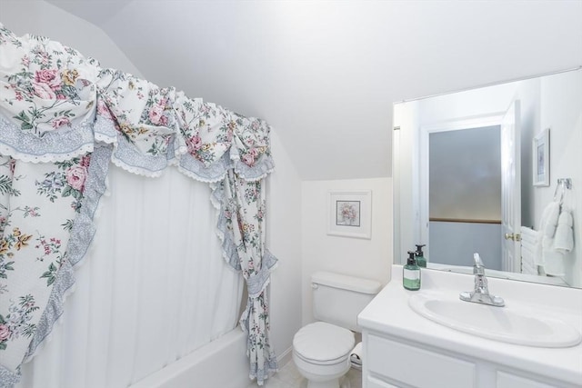 full bath with vaulted ceiling, toilet, vanity, and shower / bathtub combination with curtain
