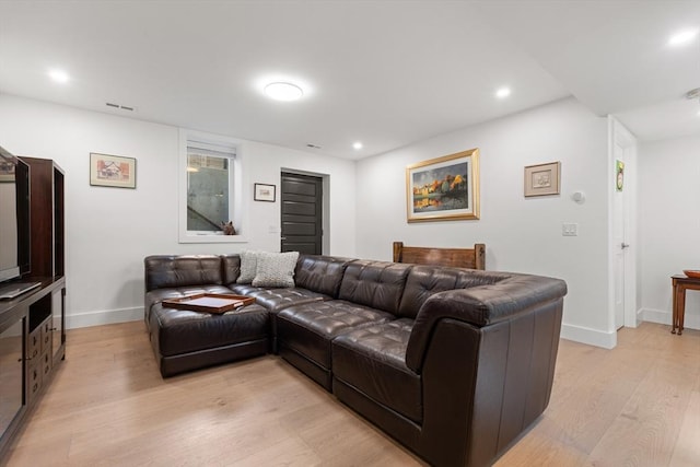 living area with recessed lighting, visible vents, baseboards, and light wood-style flooring