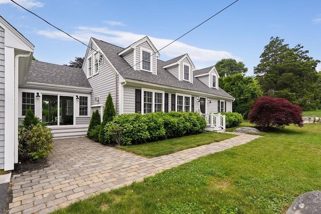 85 Mann Hill Rd, Scituate, MA 02066 - cape cod house featuring a front yard and a shingled roof