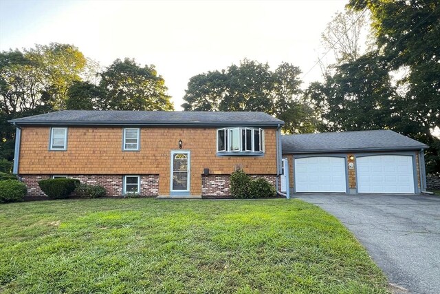 split foyer home featuring a front lawn