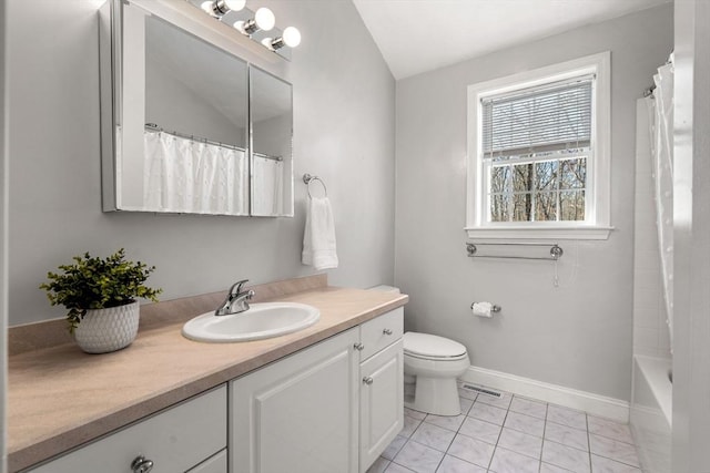 full bathroom with baseboards, visible vents, toilet, curtained shower, and vanity