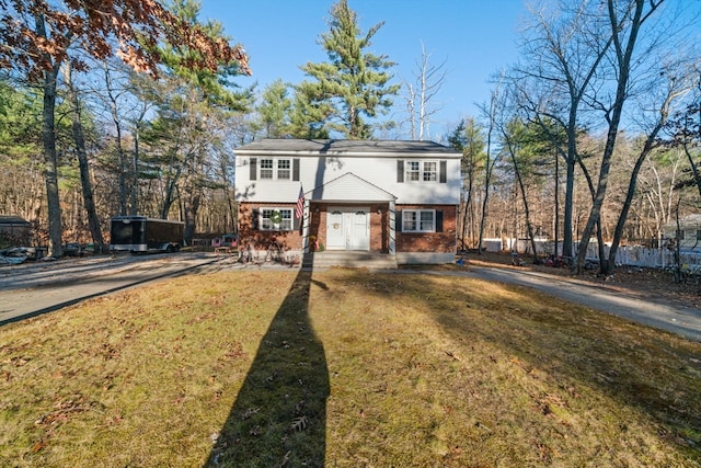 view of front facade featuring a front yard