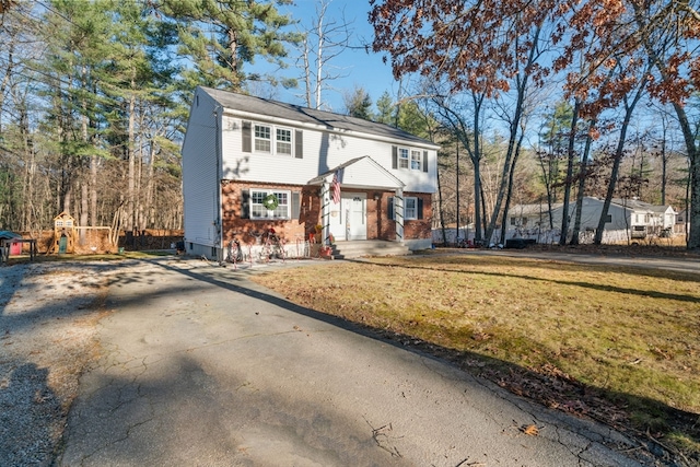 view of front of property featuring a front yard