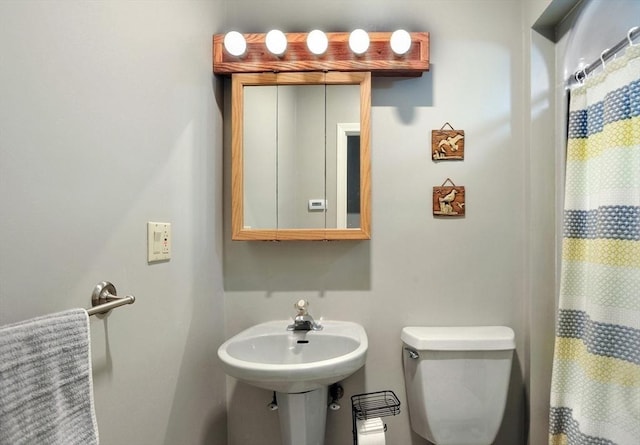 30 Pheasant Ln, Pembroke, MA 02359 - bathroom featuring toilet, a shower with shower curtain, and a sink