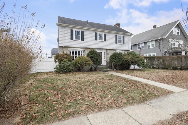 view of front of property featuring a front yard