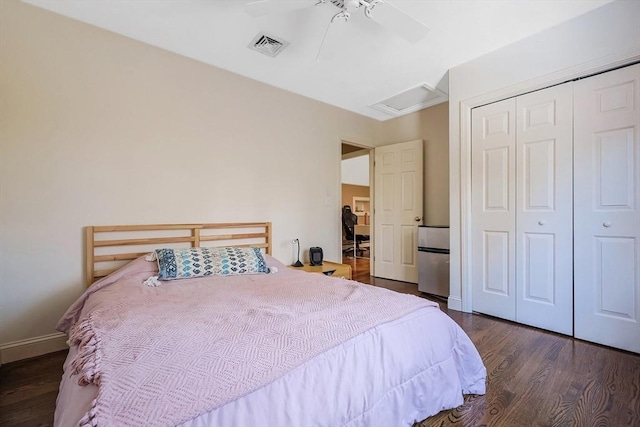 bedroom with dark wood-type flooring, ceiling fan, and a closet