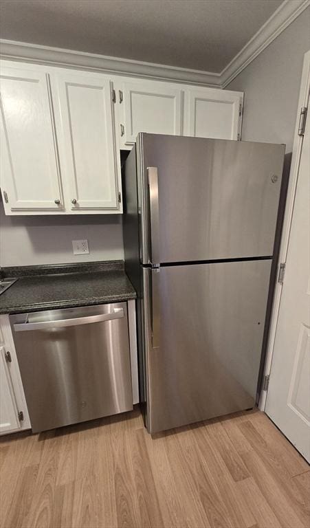 56 Edgeworth St Unit 14, Worcester, MA 01605 - kitchen featuring stainless steel appliances, light wood-style floors, crown molding, white cabinets, and dark countertops