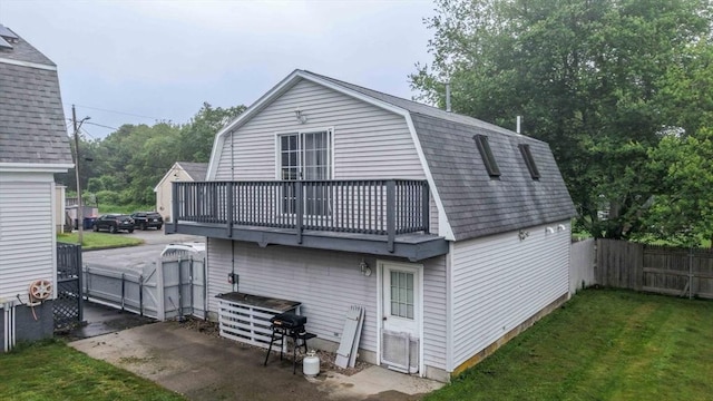 394 Huttleston Ave, Fairhaven, MA 02719 - back of house with a gambrel roof and a shingled roof