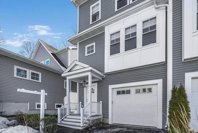 view of front facade featuring a garage