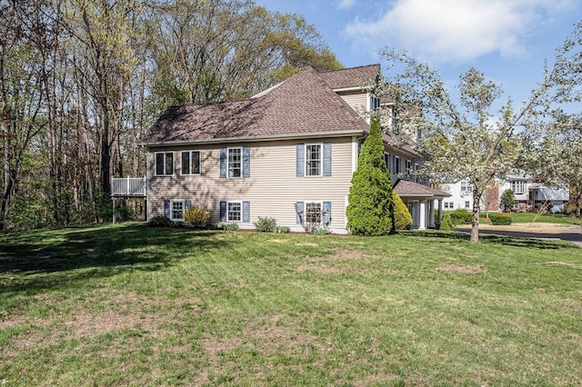 view of front facade featuring a front lawn