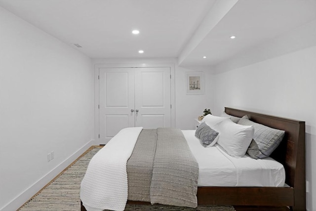 bedroom with recessed lighting, baseboards, and a closet