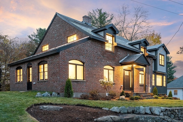 view of front of property featuring a yard