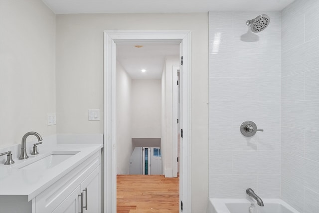 bathroom with vanity and tiled shower / bath