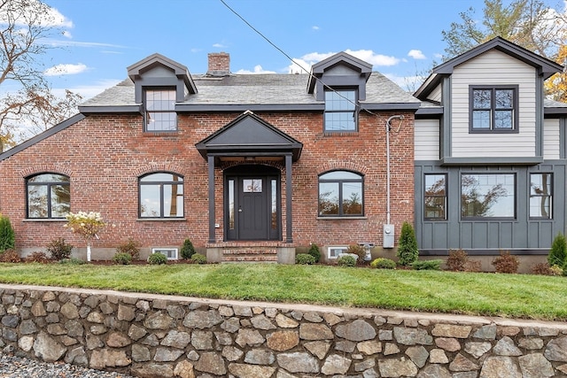 view of front of home featuring a front lawn