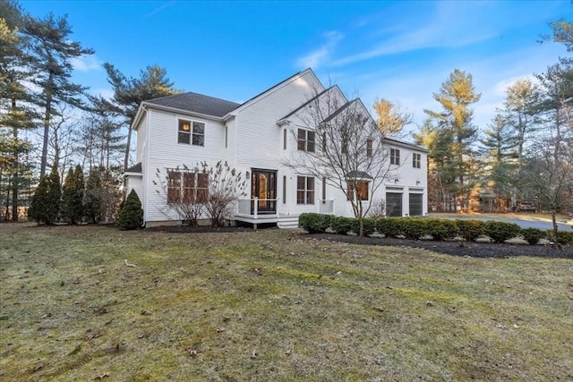 view of front of property featuring a front yard and a garage