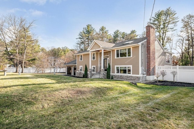 split foyer home featuring a front yard