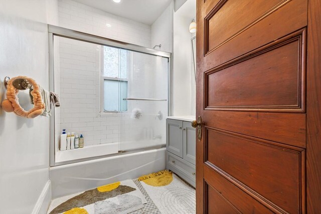 full bathroom with enclosed tub / shower combo
