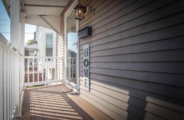 balcony featuring covered porch