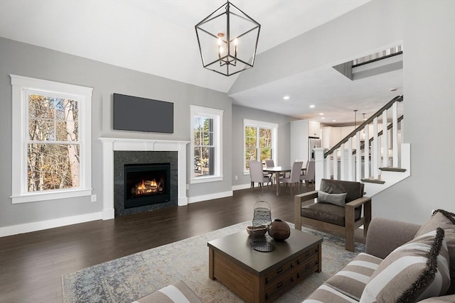 living area with a chandelier, recessed lighting, dark wood-style flooring, baseboards, and vaulted ceiling