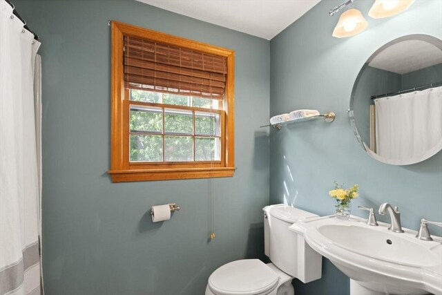 6 2nd Ave, Wilmington, MA 01887 - full bathroom with toilet, a sink, and a shower with shower curtain
