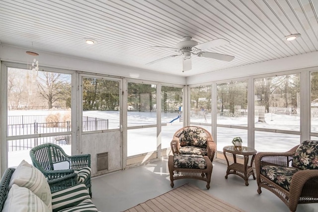 sunroom with ceiling fan