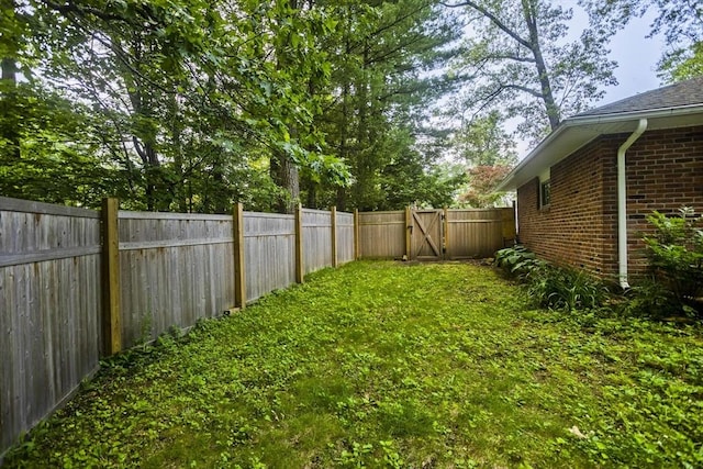 115 Carnavon Cir, Springfield, MA 01109 - fenced backyard featuring a gate