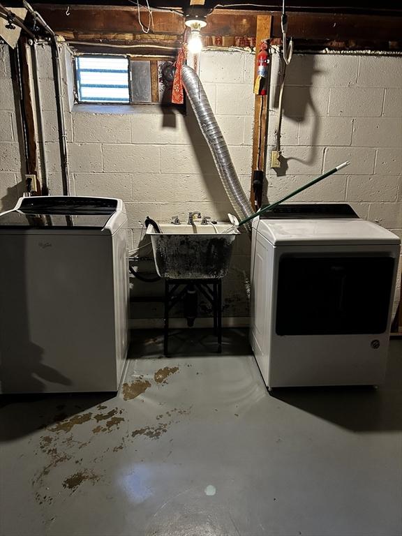 115 Carnavon Cir, Springfield, MA 01109 - laundry area with washing machine and clothes dryer and concrete block wall