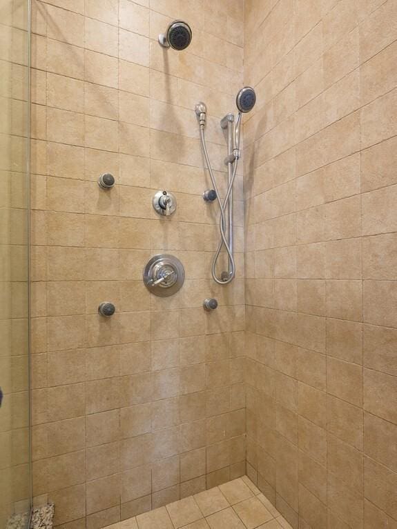 bathroom featuring a tile shower