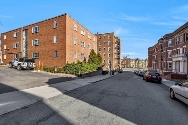 view of apartment building / complex