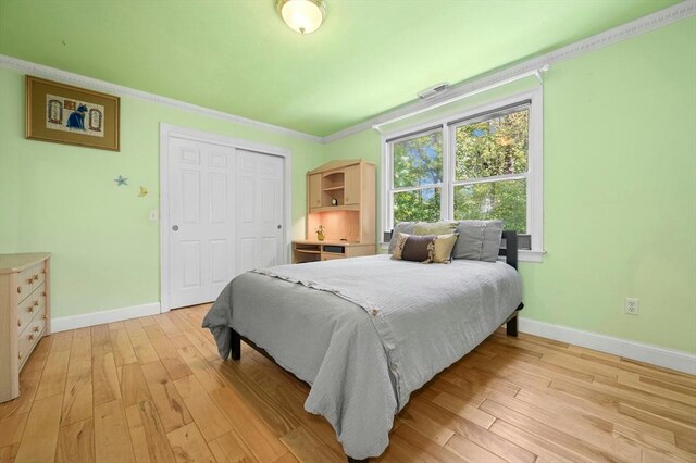 15 Keyes House Rd, Shrewsbury, MA 01545 - bedroom with baseboards, light wood-type flooring, crown molding, and a closet
