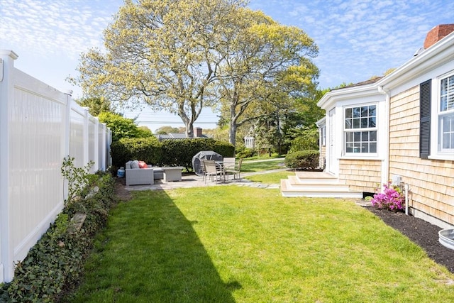 view of yard featuring outdoor lounge area and a patio