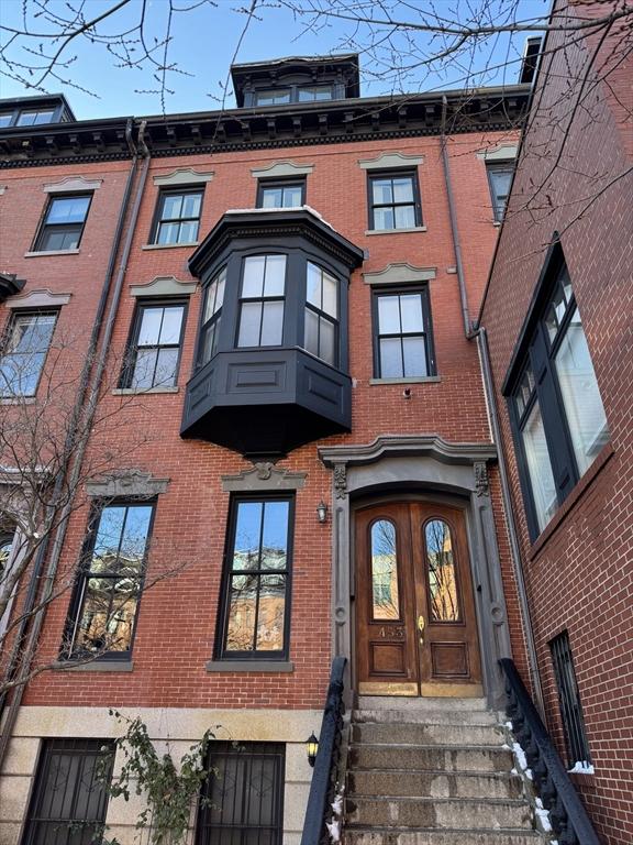 view of front of property featuring french doors