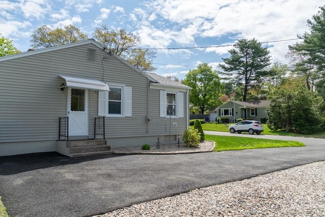 bungalow featuring a front lawn